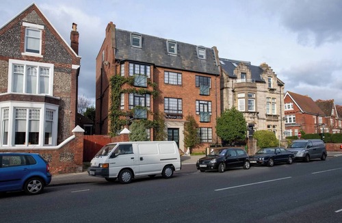 Portsmouth Apartment | Large Studio with Bath & Walk-In Shower in central Southsea