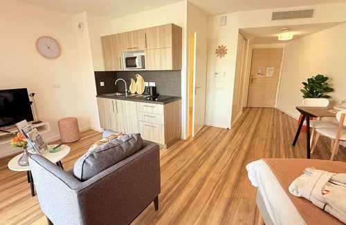 Carcassonne Apartment | Large studio with bathroom and balcony