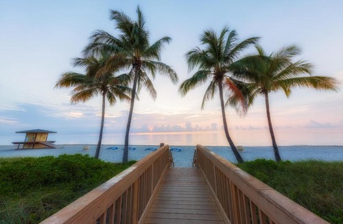 Hollywood Apartment | Large studio with kitchen, 2 beds, on the beach