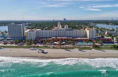 Hollywood Apartment | Large studio with kitchen, 2 beds, on the beach