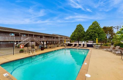 North Truro Hotel | Large Studio with Patio and Pool