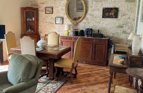 Pexiora Apartment | Large suite with living room
