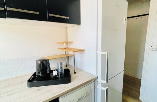 Beauvais Apartment | ✈️🚆Large T2 Ground floor Hyper center - Shuttle* & Sauna* + 🅿️Parking