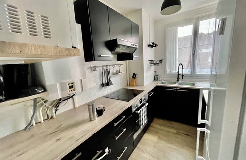 Beauvais Apartment | ✈️🚆Large T2 Ground floor Hyper center - Shuttle* & Sauna* + 🅿️Parking