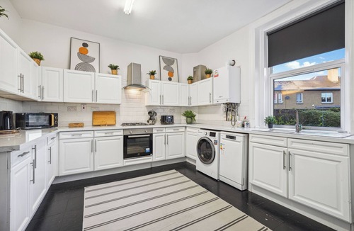 Glasgow House | Large Terrace Home with Parking