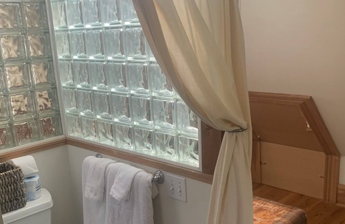 Tisbury House | Large third floor studio in-town VH, ferry