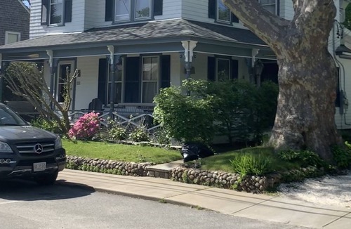 Tisbury House | Large third floor studio in-town VH, ferry