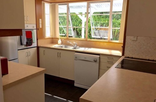 Torbay House | LARGE TORBAY HOME: Short walk to two beaches