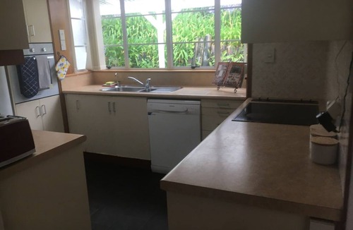 Torbay House | LARGE TORBAY HOME: Short walk to two beaches