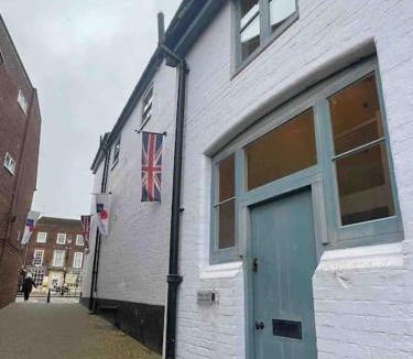 Wallingford Apartment | Large town centre apartment with parking
