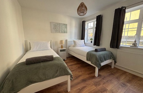 Royal Tunbridge Wells Apartment | Large Town Centre Apartment - Long & Short term available