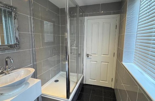 Royal Tunbridge Wells Apartment | Large Town Centre Apartment - Long & Short term available