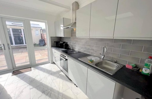 Broad Green Apartment | Large Triple Studio Flat - Croydon