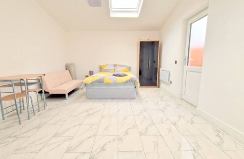 Broad Green Apartment | Large Triple Studio Flat - Croydon