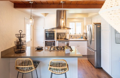 Loma Alta House | Large turf yard, putt putt, soccer net, fire pit, gas grill & more!