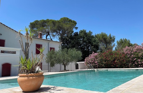 Sernhac Villa | Large villa surrounded by pine trees in Provence