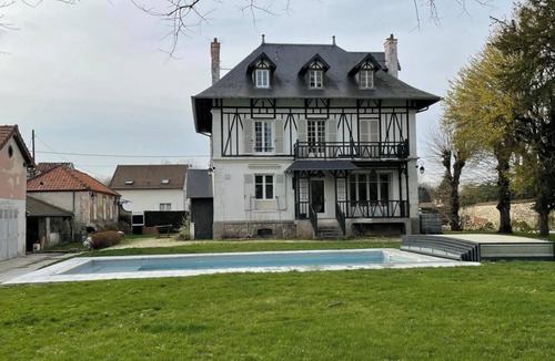 Crouy-sur-Ourcq Villa | Large villa with swimming pool one hour from Paris
