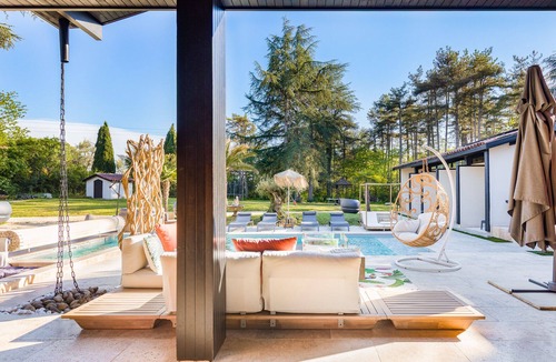 Montauban House | Large Villa with Pool: Perfect Escape!