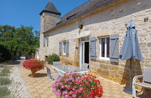 Martel House | large vineyard lodge