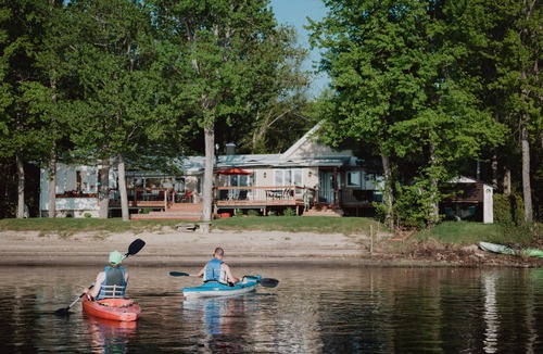 Mansfield-et-Pontefract Cottage | Large Waterfront Cottage with Beautiful Sunroom and Large Deck