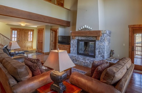 Tamarack Ski Chalet | Large Walk-through Kitchen | Stone Fireplace | Cozy Loft with Queen Bed