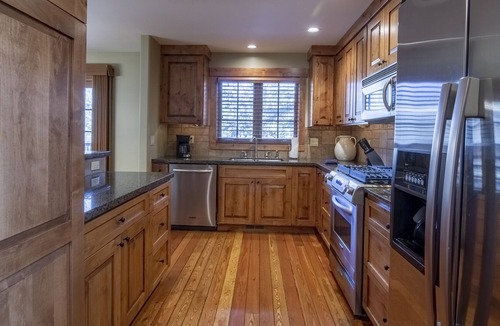 Tamarack Ski Chalet | Large Walk-through Kitchen | Stone Fireplace | Cozy Loft with Queen Bed