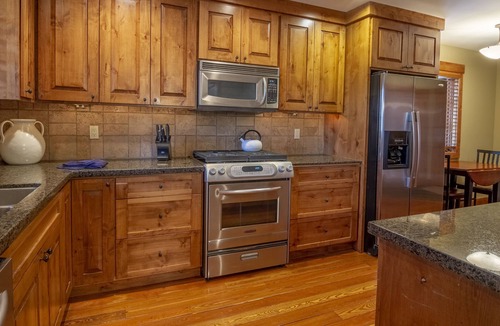 Tamarack Ski Chalet | Large Walk-through Kitchen | Stone Fireplace | Cozy Loft with Queen Bed