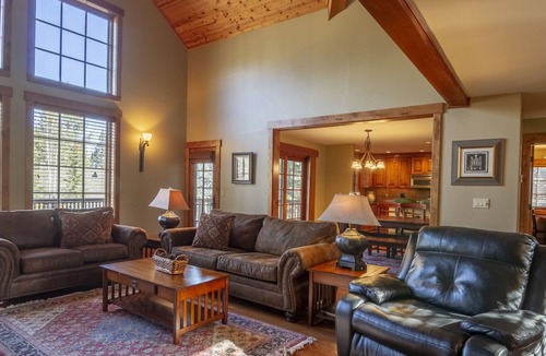 Tamarack Ski Chalet | Large Walk-through Kitchen | Stone Fireplace | Cozy Loft with Queen Bed