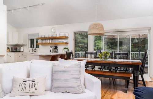 Novar Cottage | Large Waterfront Boutique Muskoka Lakehouse in Huntsville - The Good Fox 🦊