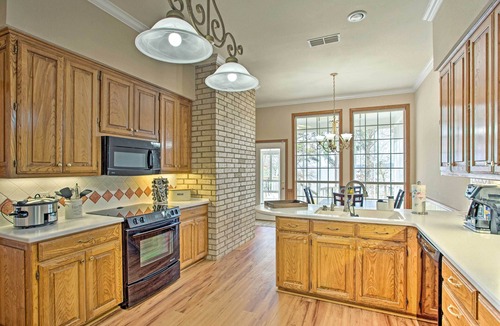 Coffee City House | Large Waterfront Lake Palestine Home w/Deck, Dock