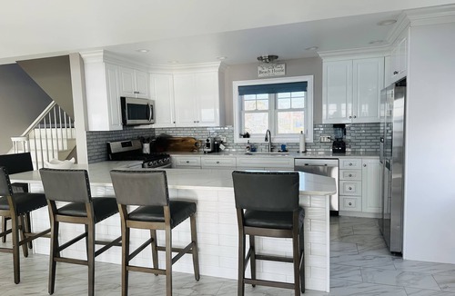 Momauguin House | Large Waterfront Modern Beach House