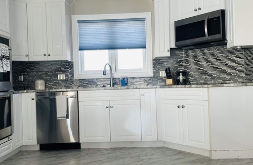 Momauguin House | Large Waterfront Modern Beach House