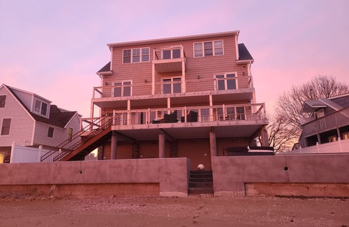 Momauguin House | Large Waterfront Modern Beach House