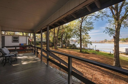 Flint House | LARGE WATERFRONT+Private Boat Dock for your boat, Fishing, Remodeled+4 Kayaks!