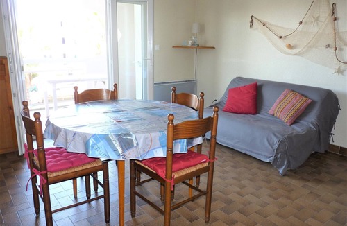 Palavas-les-Flots Apartment | Large, well-maintained, air-conditioned P2 with 160cm bed and canal view