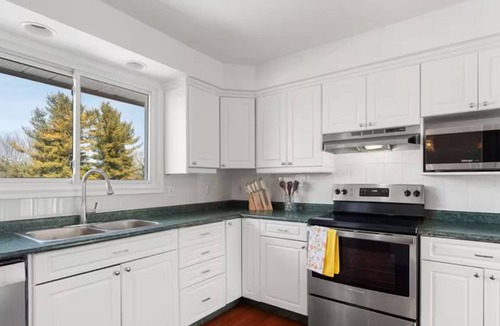 Prince Edward House | Large Whole Home in Wine Country: Pool Hottub Sauna + Spacious Backyard & Nature