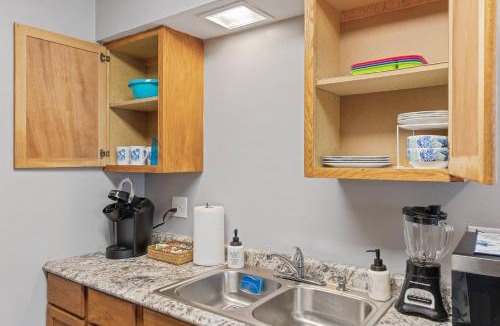 Aurora Apartment | Large2BR/Great for Work Crews&Families/desk/Parkng