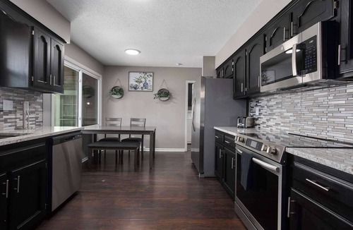 Lee's Summit House | LargeHome 6KingBeds HotTub Arcade|Near Shops+FIFA