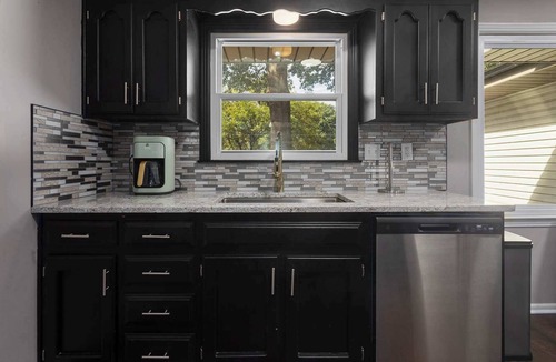 Lee's Summit House | LargeHome 6KingBeds HotTub Arcade|Near Shops+FIFA