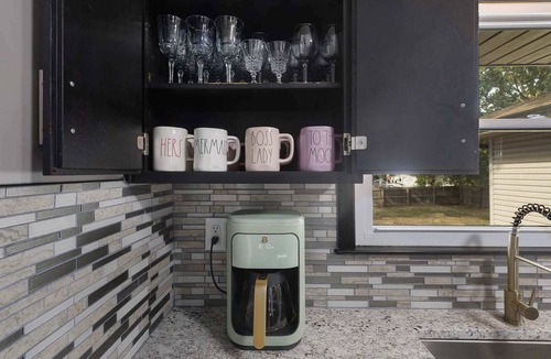 Lee's Summit House | LargeHome 6KingBeds HotTub Arcade|Near Shops+FIFA