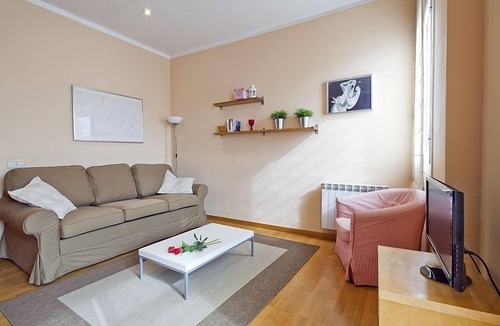 el Camp d'en Grassot i Gracia Nova Apartment | Largest, sunny & renovated AC apartment in a central Location.
