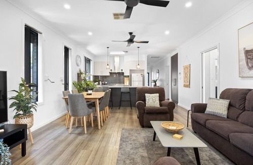 Largs Bay House | Largs Tides - 3BR, BBQ, Parking