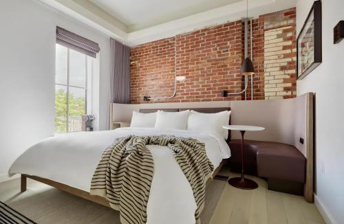 Central Square Hotel | Lark Hotels 907 Main