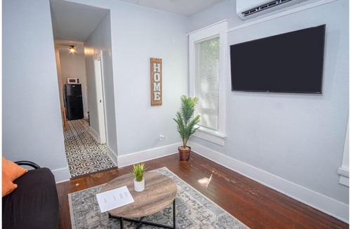 Southtown Apartment | Las Carolinas #1 Cozy 1BR1BA Sleeps 4