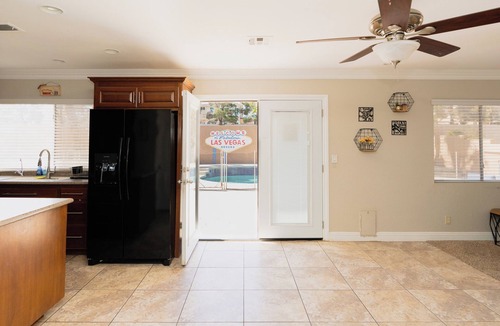 Green Valley House | “Las Vegas Retreat: Heated Pool, EV Charger, Minutes from Airport & Strip!”
