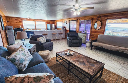 Cedar Lane House | Last Cast at the Y - Lighted Private Pier - nCaney Creek Fishing - Sargent TX
