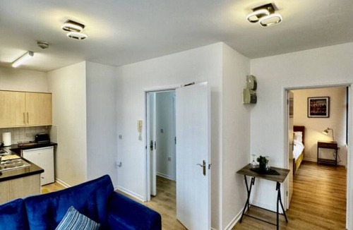 Cradley Apartment | Last Min! Private Smart Tv Kitchen Parking KingBed