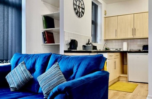 Cradley Apartment | Last Min! Private Smart Tv Kitchen Parking KingBed