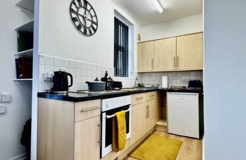 Cradley Apartment | Last Min! Private Smart Tv Kitchen Parking KingBed
