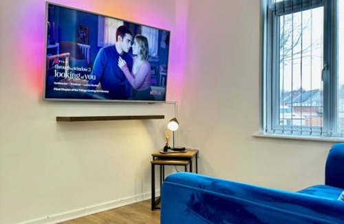 Cradley Apartment | Last Min! Private Smart Tv Kitchen Parking KingBed